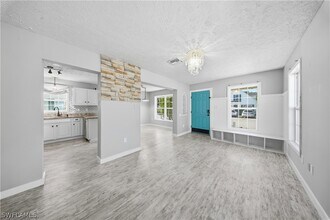 286 Leawood Cir in Naples, FL - Building Photo - Building Photo