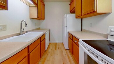 2030 N Oakland Ave in Milwaukee, WI - Building Photo - Building Photo
