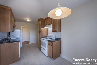 880 Massachusetts Ave, Unit 1 BED VERY CLEANNN in Arlington, MA - Foto de edificio - Building Photo