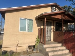 109 Augusta St in Bakersfield, CA - Foto de edificio - Building Photo