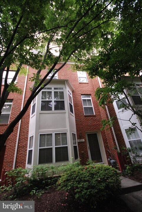 10229 Rutland Round Rd in Columbia, MD - Foto de edificio