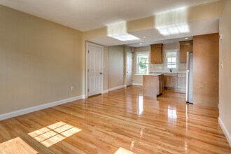 249 Washington St, Unit 1 in Quincy, MA - Foto de edificio - Building Photo