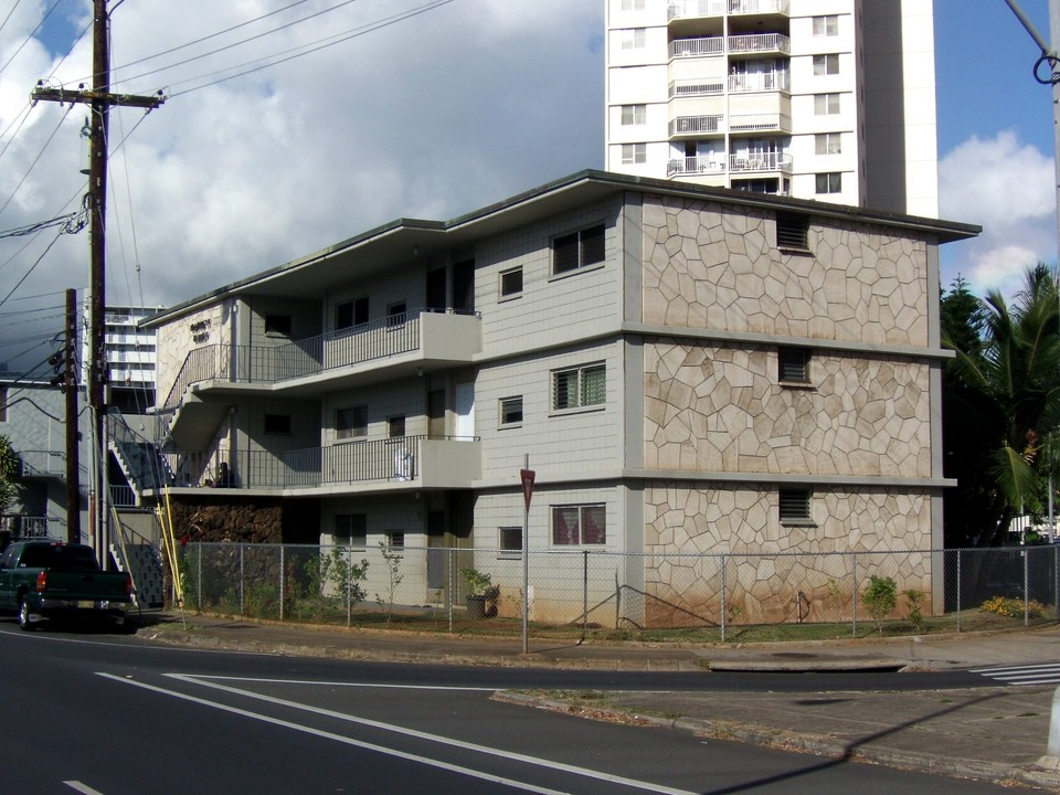 611 University Ave in Honolulu, HI - Building Photo