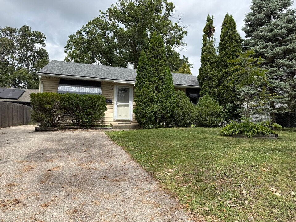 723 S Lake St in Mundelein, IL - Building Photo