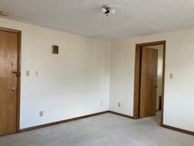 710 Lewis Ave, Unit 3 in Jeannette, PA - Foto de edificio - Building Photo