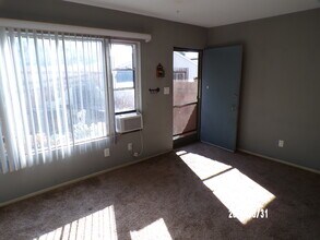 2027 Thomas Ave, Unit Thomas in San Diego, CA - Foto de edificio - Building Photo