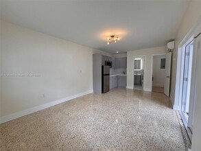 7135 SW 22nd St in Miami, FL - Building Photo - Building Photo
