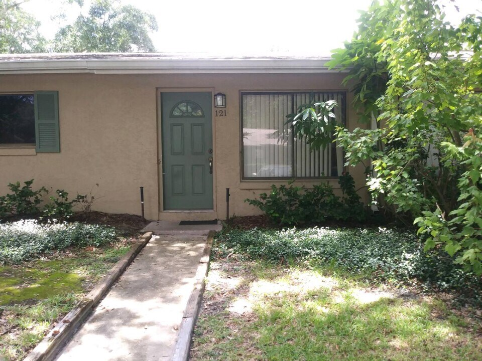 220 Cherokee Ct in Altamonte Springs, FL - Building Photo