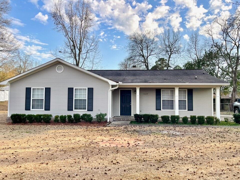 1009 Tate Dr in Dothan, AL - Building Photo