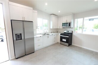 10346 Mather Ave in Sunland, CA - Foto de edificio - Building Photo