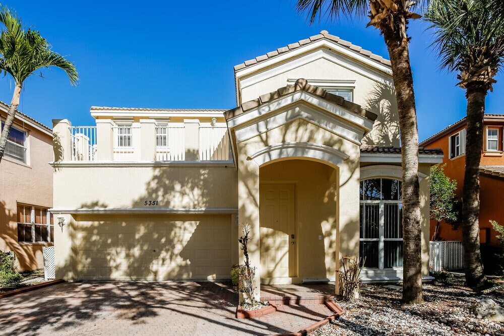 5351 SW 155th Ave in Miramar, FL - Foto de edificio
