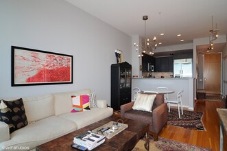 500 W Superior St in Chicago, IL - Building Photo - Building Photo