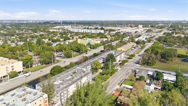 2405 NW 135th St in Miami, FL - Building Photo - Building Photo