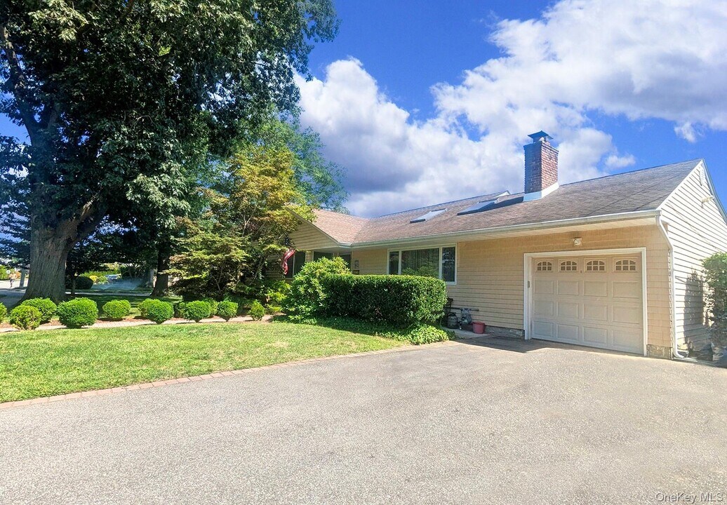 48 Bayberry Ave in Garden City, NY - Building Photo