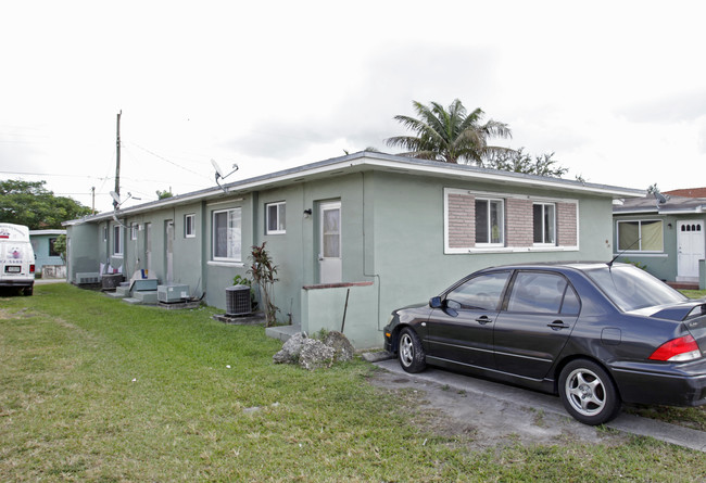 241-251 SW 57th Ave in Miami, FL - Foto de edificio - Building Photo