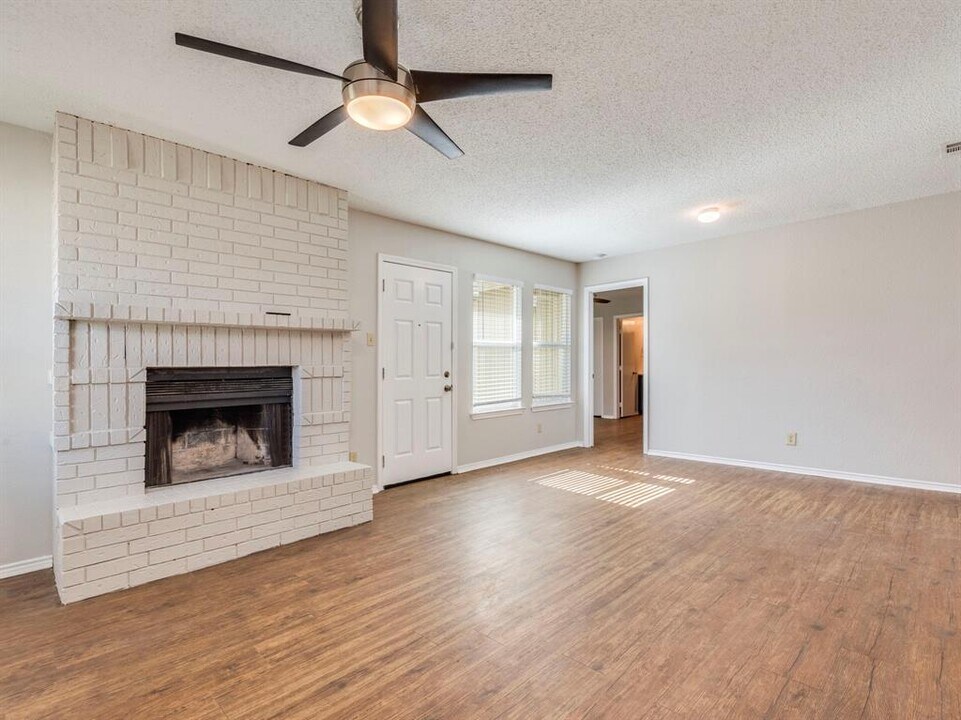 1110 Hyridge St in Round Rock, TX - Building Photo