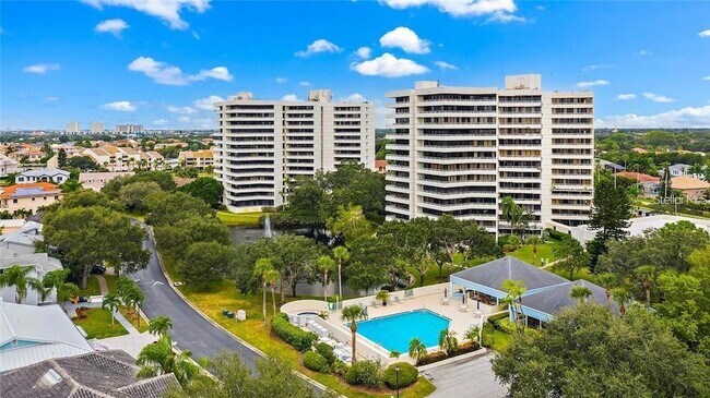 5950 Pelican Bay Plaza S, Unit PH1C in Gulfport, FL - Foto de edificio - Building Photo