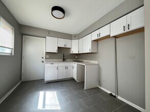 1624 W Touhy Ave in Chicago, IL - Building Photo - Building Photo