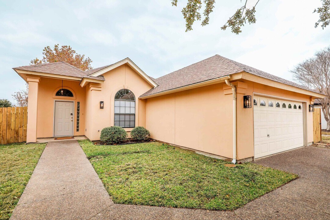 407 Cinnamon Teal Loop in Laredo, TX - Building Photo