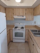 Community Pool / All Tiled Unit with a screened in lanai / Water Included & 1 mnth FREE, Unit 913 Gleason Pkwy #2 in Cape Coral, FL - Foto de edificio - Building Photo