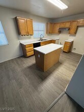 5402 Night Swim Ln in Las Vegas, NV - Building Photo - Building Photo