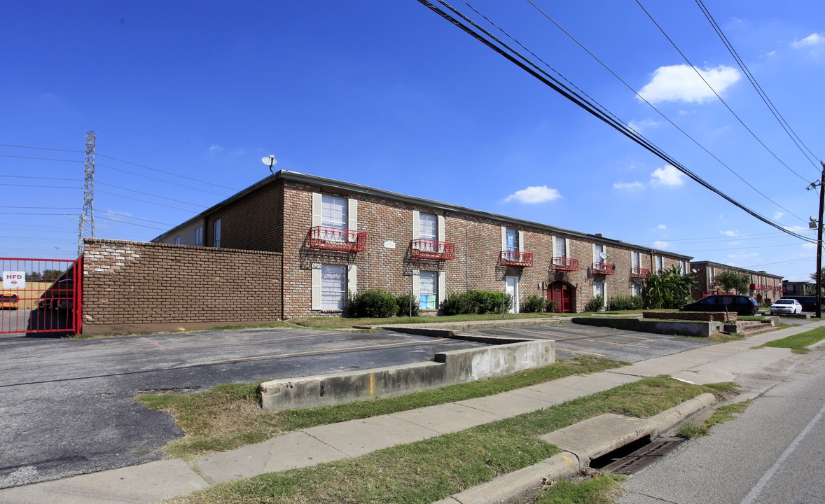 La Hacienda Apartments in Houston, TX - Building Photo