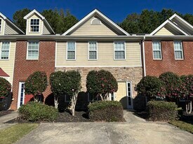 122 Crown Point Dr in Cornelia, GA - Building Photo