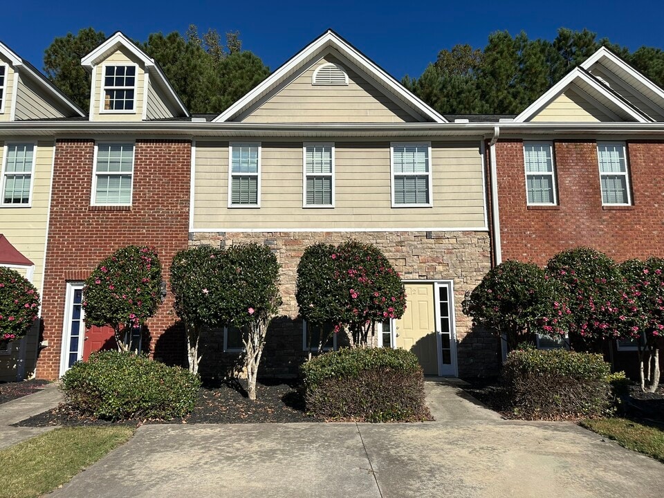 122 Crown Point Dr in Cornelia, GA - Building Photo