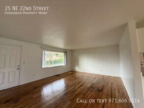 25 NE 22nd St in Gresham, OR - Building Photo - Building Photo