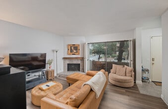 5711 Owensmouth Ave in Woodland Hills, CA - Building Photo - Building Photo