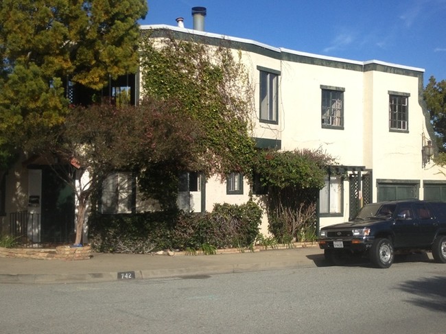 721 9th St in Pacific Grove, CA - Foto de edificio - Building Photo