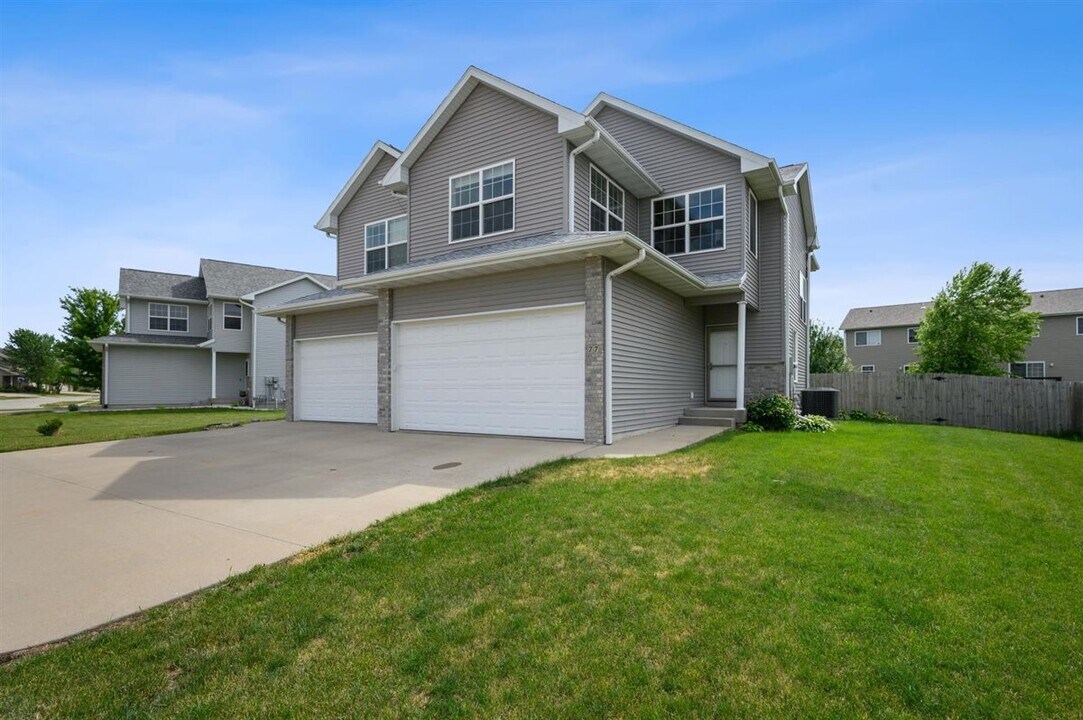 77 N Park Ridge Rd in North Liberty, IA - Building Photo