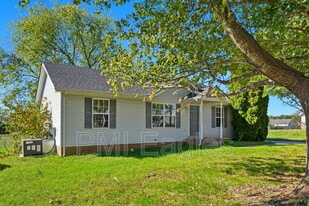 112 Waterford Dr in Oak Grove, KY - Building Photo