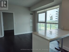 33 Shore Breeze Dr in Toronto, ON - Building Photo - Building Photo