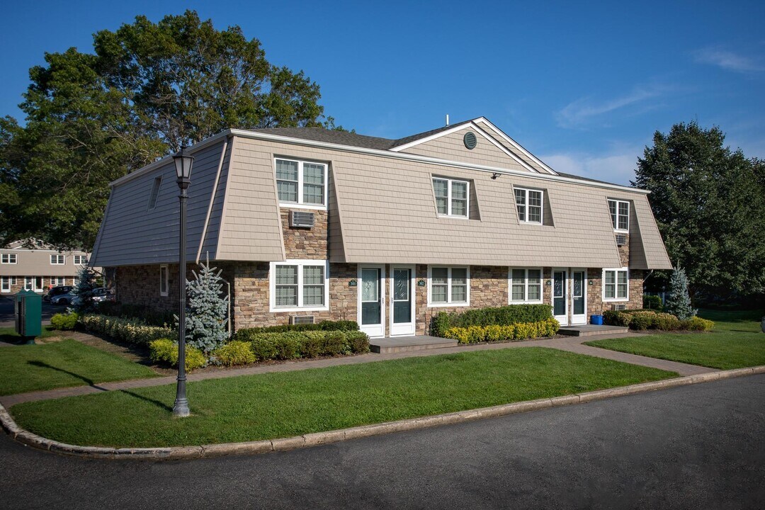 122 Imperial Way-Unit -I1122 in Bayport, NY - Building Photo