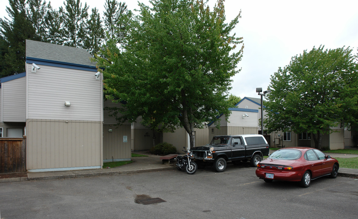 Pengra Court in Springfield, OR - Building Photo