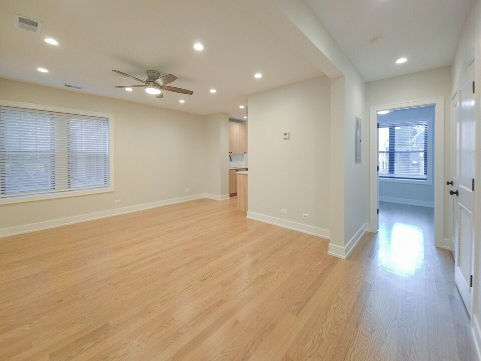 1910 W Winnemac Ave, Unit 3 in Chicago, IL - Building Photo