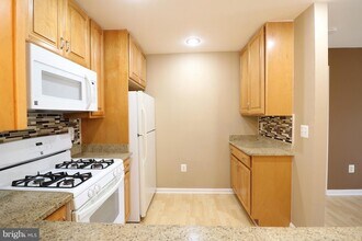 18701 Sparkling Water Dr, Unit H in Germantown, MD - Building Photo - Building Photo