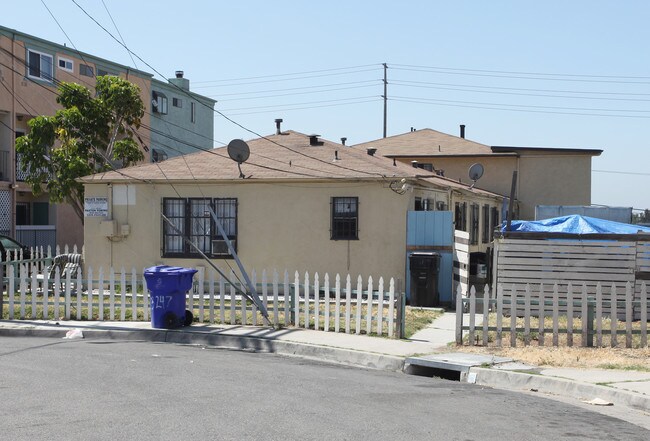 3253 Bramson Pl in San Diego, CA - Foto de edificio - Building Photo