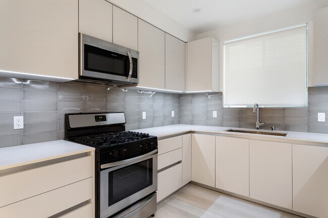 625 S Barrington Ave in Los Angeles, CA - Building Photo - Building Photo