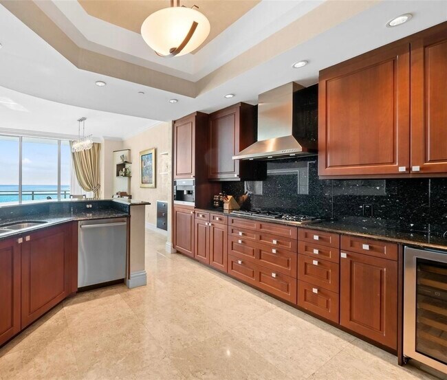 10295 Collins Ave, Unit 1605 in Bal Harbour, FL - Foto de edificio - Building Photo