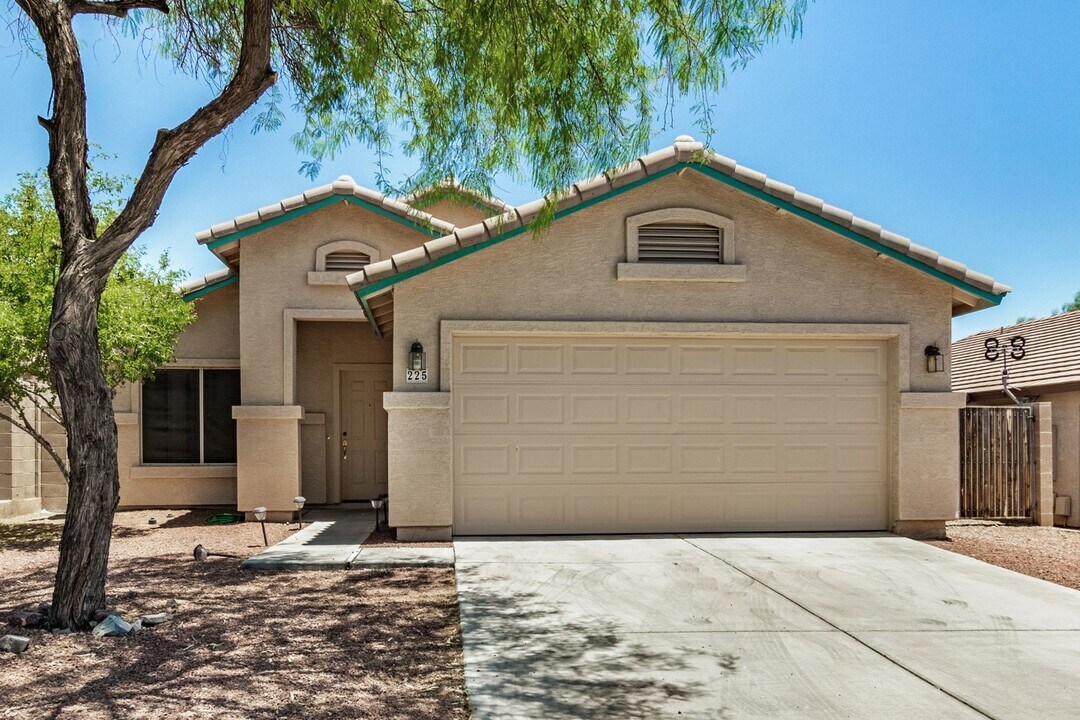 225 S 229th Dr in Buckeye, AZ - Building Photo