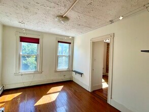 14 Mead St, Unit 2A in Boston, MA - Building Photo - Building Photo