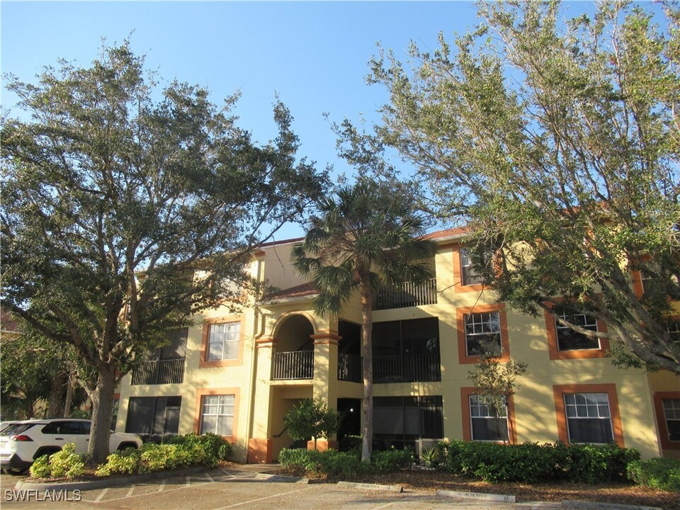 7905 Preserve Cir in Naples, FL - Foto de edificio