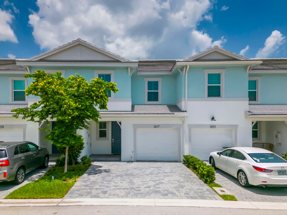 1857 Spoonbill Ct in Deerfield Beach, FL - Building Photo