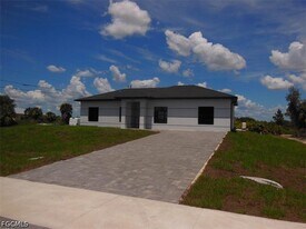 821 Bell Blvd in Lehigh Acres, FL - Building Photo