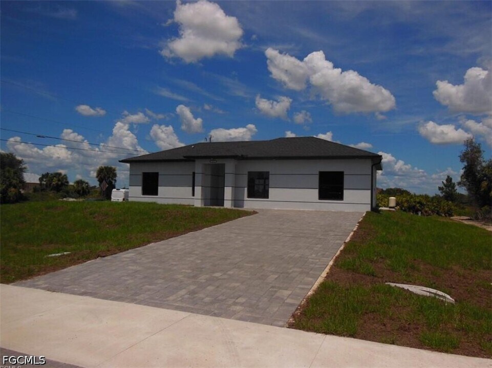 821 Bell Blvd in Lehigh Acres, FL - Building Photo