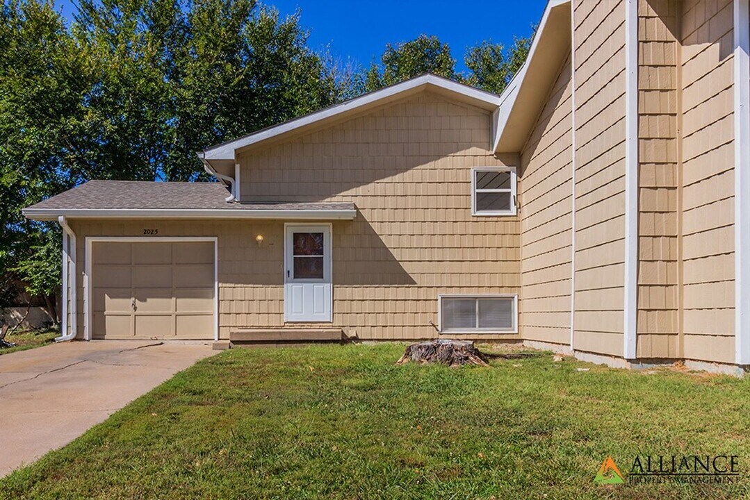 2025 Shirley Ln-Unit -2025 in Manhattan, KS - Building Photo