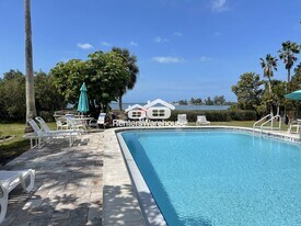 300 S Florida Ave, Unit Apt 100K in Tarpon Springs, FL - Building Photo