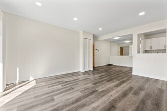 900 N Lakeside Dr in Vernon Hills, IL - Foto de edificio - Building Photo